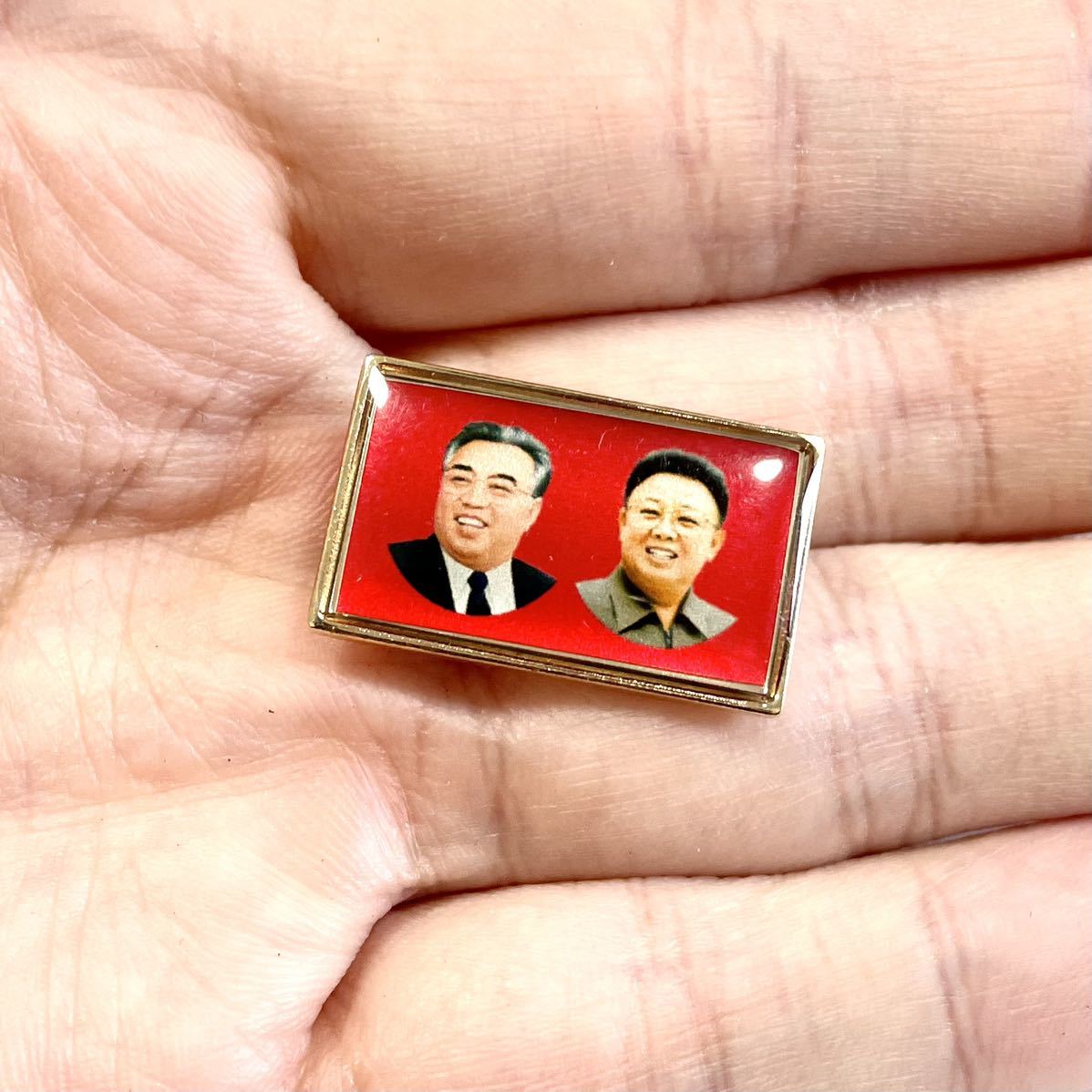北朝鮮 金正日 金日成 ピンバッジ 朝鮮民主主義人民共和国 Pins ピンズ ピンバッジ 売買されたオークション情報 Yahooの商品情報をアーカイブ公開 オークファン Aucfan Com