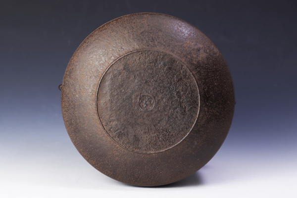 人間国宝 角谷一圭 和銑 浜辺松図 真形釜 共箱 共布 茶道具 茶釜 美品 人間国宝 角谷一圭 和銑 浜辺松図 真形釜 共箱 共布 茶道具 茶釜