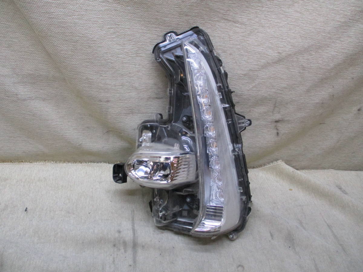 ZVW52 プリウス PHV 公式通販 棚R1 管理30070 プリウスPHV ZVW52 左