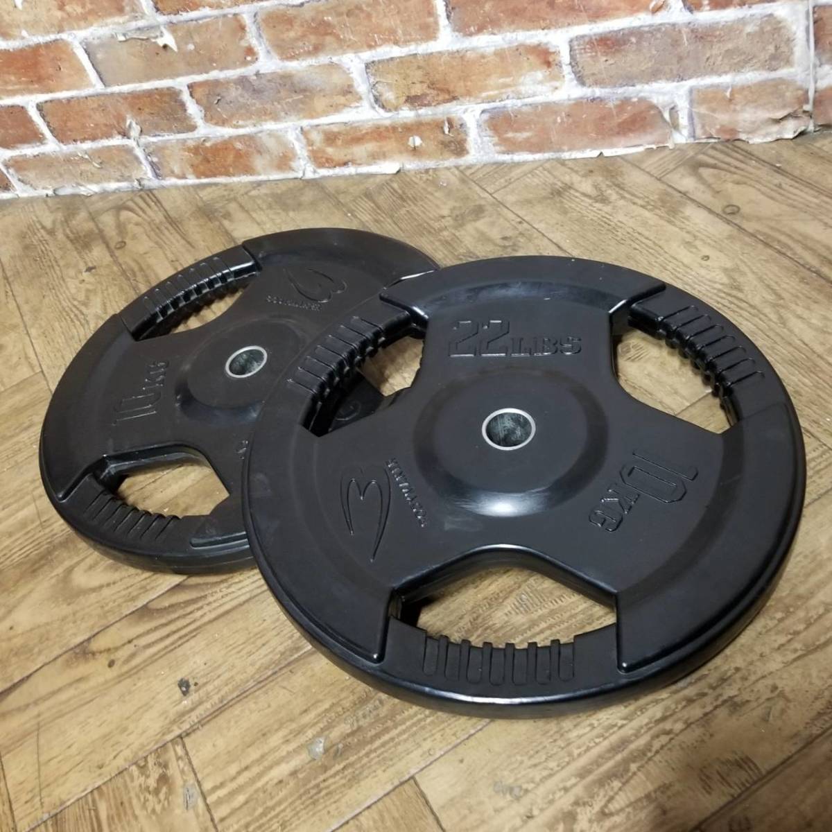 BodyMaker ボディメーカー ラバーバーベルプレート 10Kg×2 穴径28mm 筋