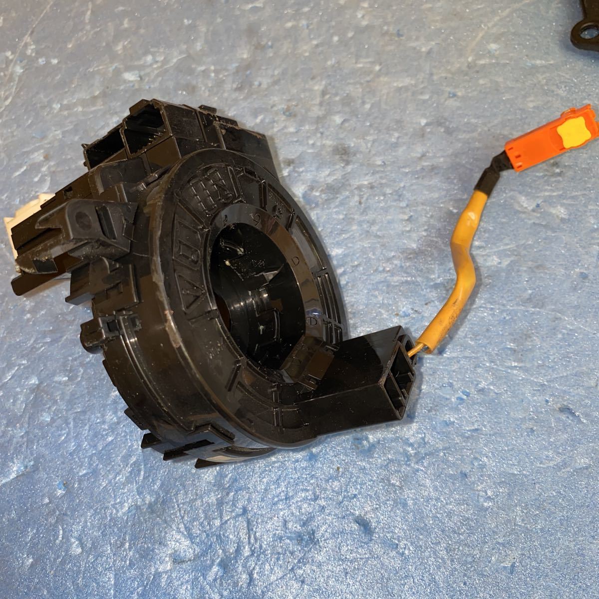 124 トヨタ ZVW 30 プリウス スパイラルケーブル 黄-262