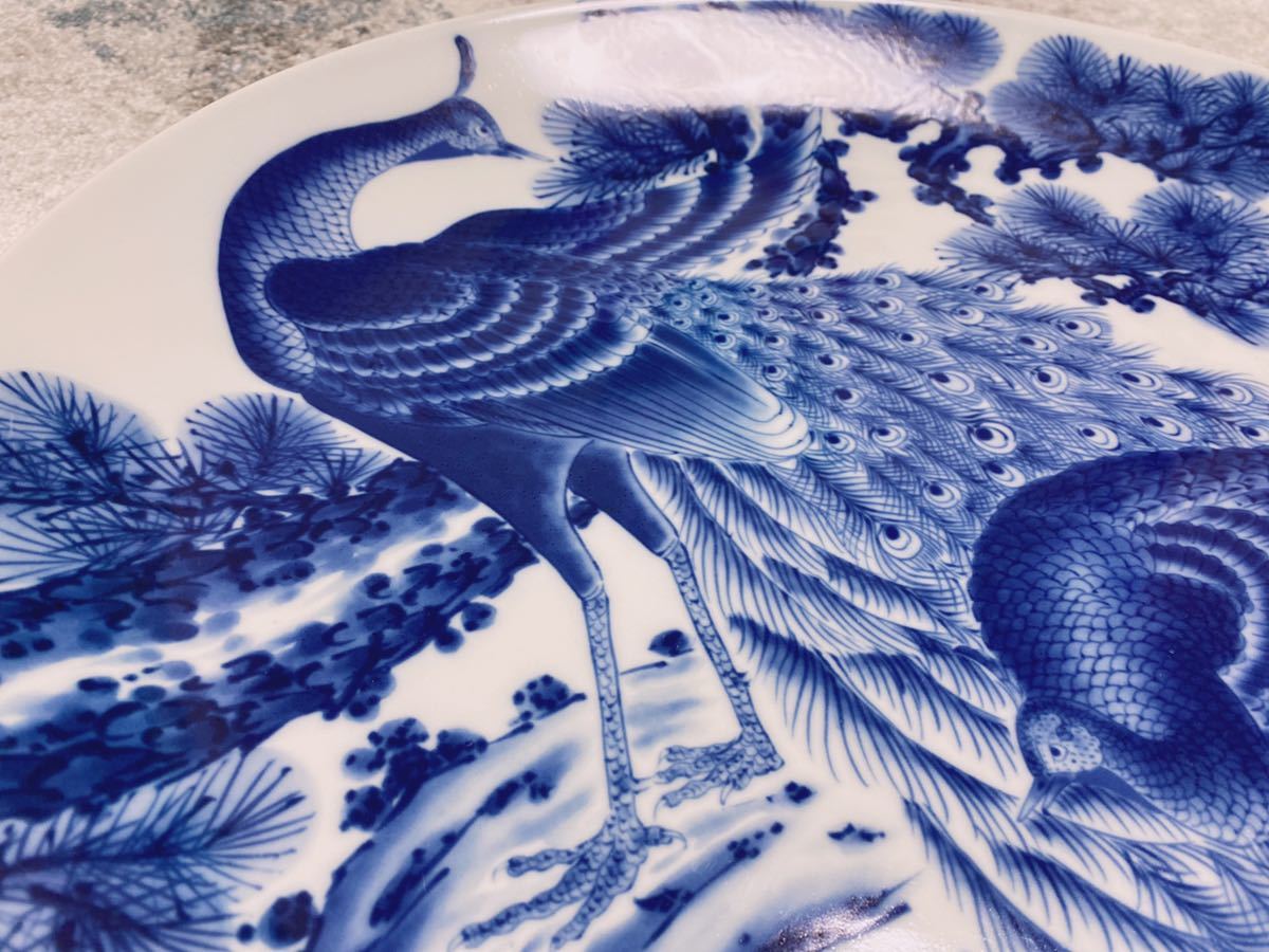 青い孔雀と松の陶器皿　有田焼　大皿 骨董品 有田焼大皿 松右衛門 孔雀/牡丹