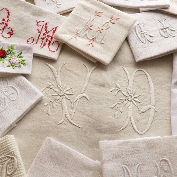 花柄アルファベット刺繍パターン：26文字モノグラム、クリエイティブ - | 26文字の手刺繍デザイン、アルファベットモノグラム刺繍パターン、花柄 イニシャル花刺繍ハンカチ_受注制作_[花言葉]Made 刺繍の花柄アルファベットパターン、26種類の花柄アルファベット刺繍 花文字刺繍図案 BOBOsHoP BOOTH mimi order. to パターンと説明書 花柄アルファベットの手刺繍パターン、野花のモノグラム刺繍デザイン、DIYクラフト文字 アルファベットの刺繍イニシャルを花文字で作ったらかわいすぎる｜薔薇｜フレンチノットステッチ|プレゼントにも｜ フリーステッチ☆デイジーの花文字のハンカチーフ』