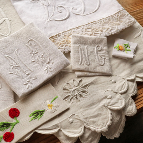 花柄アルファベット刺繍パターン：26文字モノグラム、クリエイティブ - | 26文字の手刺繍デザイン、アルファベットモノグラム刺繍パターン、花柄 イニシャル花刺繍ハンカチ_受注制作_[花言葉]Made 刺繍の花柄アルファベットパターン、26種類の花柄アルファベット刺繍 花文字刺繍図案 BOBOsHoP BOOTH mimi order. to パターンと説明書 花柄アルファベットの手刺繍パターン、野花のモノグラム刺繍デザイン、DIYクラフト文字 アルファベットの刺繍イニシャルを花文字で作ったらかわいすぎる｜薔薇｜フレンチノットステッチ|プレゼントにも｜ フリーステッチ☆デイジーの花文字のハンカチーフ』