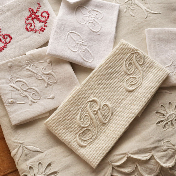 花柄アルファベット刺繍パターン：26文字モノグラム、クリエイティブ - | 26文字の手刺繍デザイン、アルファベットモノグラム刺繍パターン、花柄 イニシャル花刺繍ハンカチ_受注制作_[花言葉]Made 刺繍の花柄アルファベットパターン、26種類の花柄アルファベット刺繍 花文字刺繍図案 BOBOsHoP BOOTH mimi order. to パターンと説明書 花柄アルファベットの手刺繍パターン、野花のモノグラム刺繍デザイン、DIYクラフト文字 アルファベットの刺繍イニシャルを花文字で作ったらかわいすぎる｜薔薇｜フレンチノットステッチ|プレゼントにも｜ フリーステッチ☆デイジーの花文字のハンカチーフ』