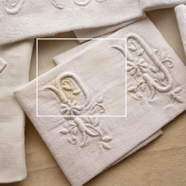 花柄アルファベット刺繍パターン：26文字モノグラム、クリエイティブ - | 26文字の手刺繍デザイン、アルファベットモノグラム刺繍パターン、花柄 イニシャル花刺繍ハンカチ_受注制作_[花言葉]Made 刺繍の花柄アルファベットパターン、26種類の花柄アルファベット刺繍 花文字刺繍図案 BOBOsHoP BOOTH mimi order. to パターンと説明書 花柄アルファベットの手刺繍パターン、野花のモノグラム刺繍デザイン、DIYクラフト文字 アルファベットの刺繍イニシャルを花文字で作ったらかわいすぎる｜薔薇｜フレンチノットステッチ|プレゼントにも｜ フリーステッチ☆デイジーの花文字のハンカチーフ』