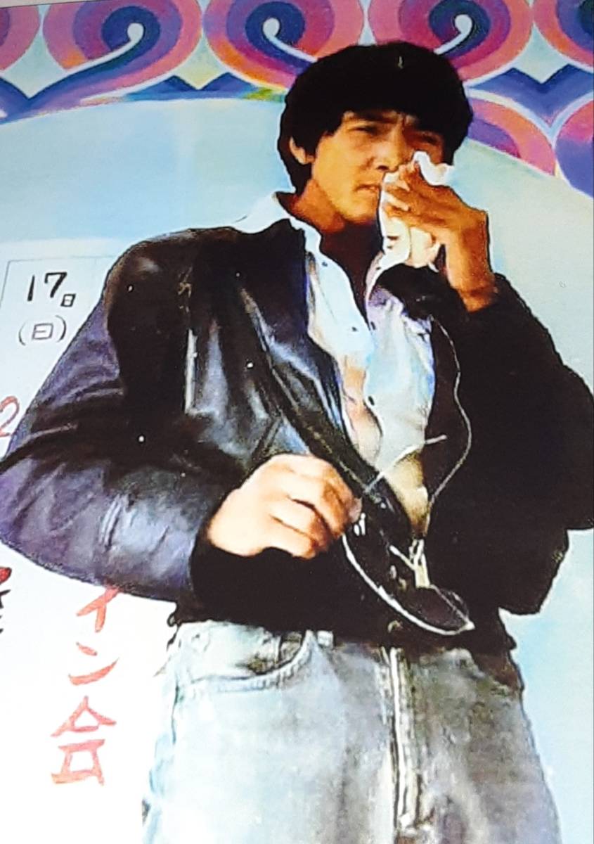 松田優作 サイン会時の写真「俺たちの勲章」の革ジャンパー着用 01