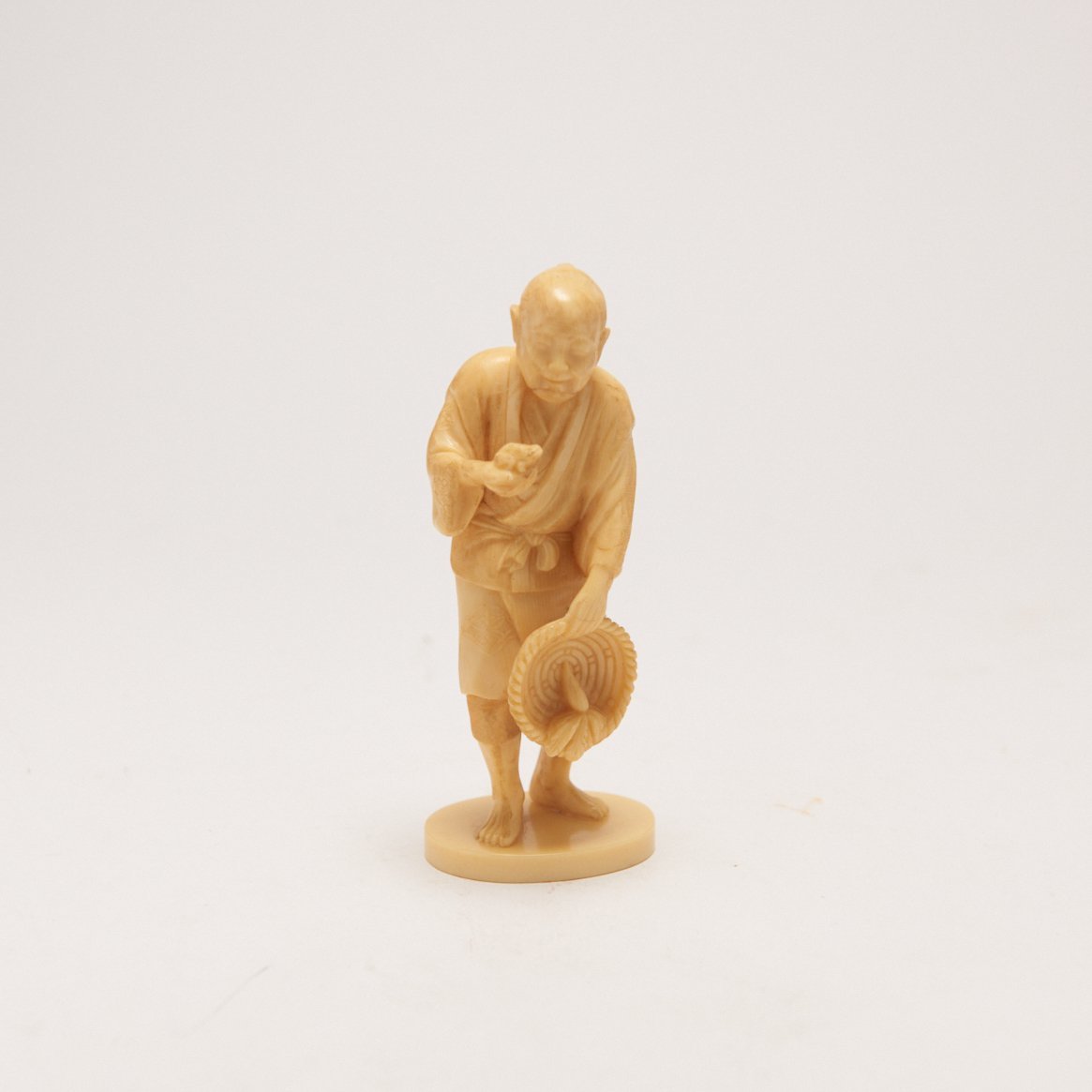 天然素材 象牙風 旅人老人彫刻 在銘「光真」 共箱 精細彫刻 時代物
