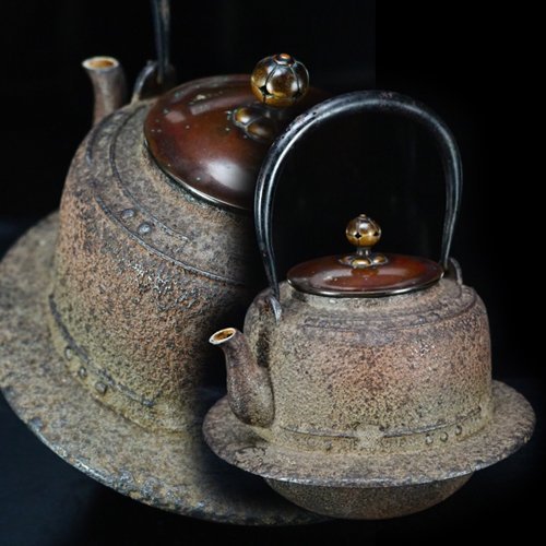 鋳鉄製茶釜 海外販売 【治】釜師造 白肌 鋲打紋羽根付鉄瓶☆煎茶道具 鳴金 OD78
