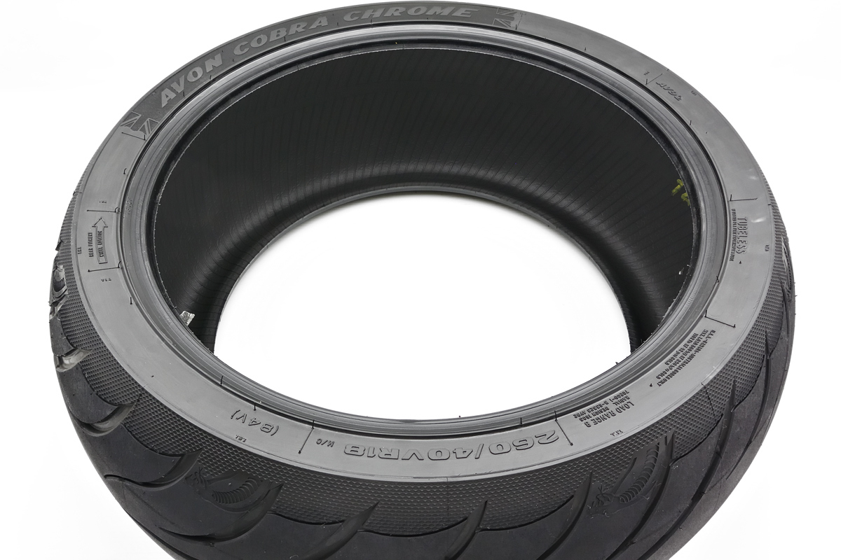 おまとめ専用 中古・欠点有り】 エイボン リアタイヤ AV92 COBRA CHROME 260/40VR18