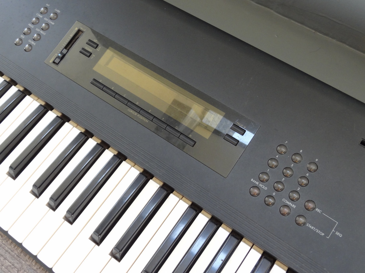 KORG コルグ M1 シンセサイザー 通電確認済み ジャンク KORG M1 MUSIC Workstation シンセサイザー コルグ M1 通電、簡易動作