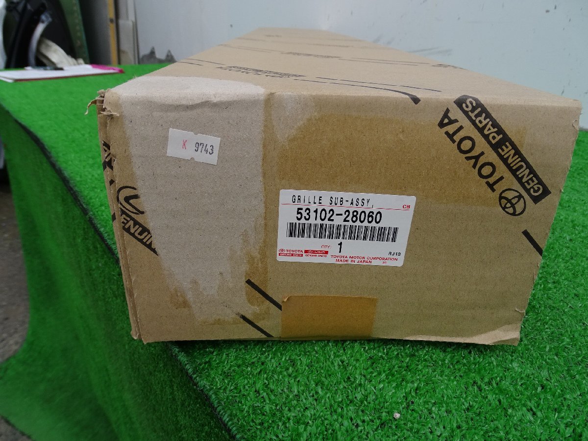 K9743/ トヨタ 純正 ノア 80系 後期 フロントバンパー センター グリル