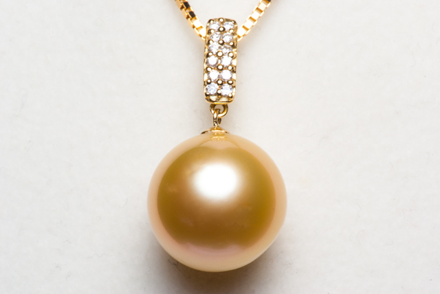 ☆【真珠総合研究所鑑別書付】最高級白蝶ゴールド真珠13.7ｍｍＤ0.20ｃｔＫ18ＹＧペンダント220726-3706_1
