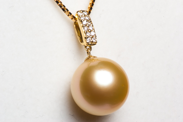 ☆【真珠総合研究所鑑別書付】最高級白蝶ゴールド真珠13.7ｍｍＤ0.20ｃｔＫ18ＹＧペンダント220726-3706_2