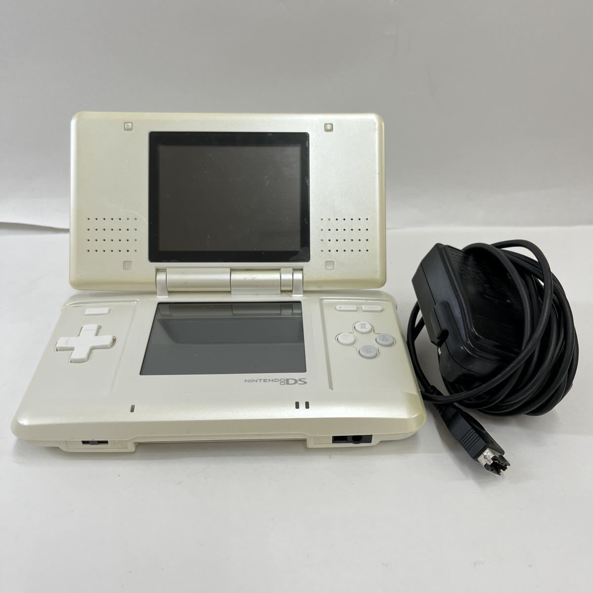 お買い得】☆Nintendo DS ピュアホワイト 本体 充電器 付属☆ 任天堂  