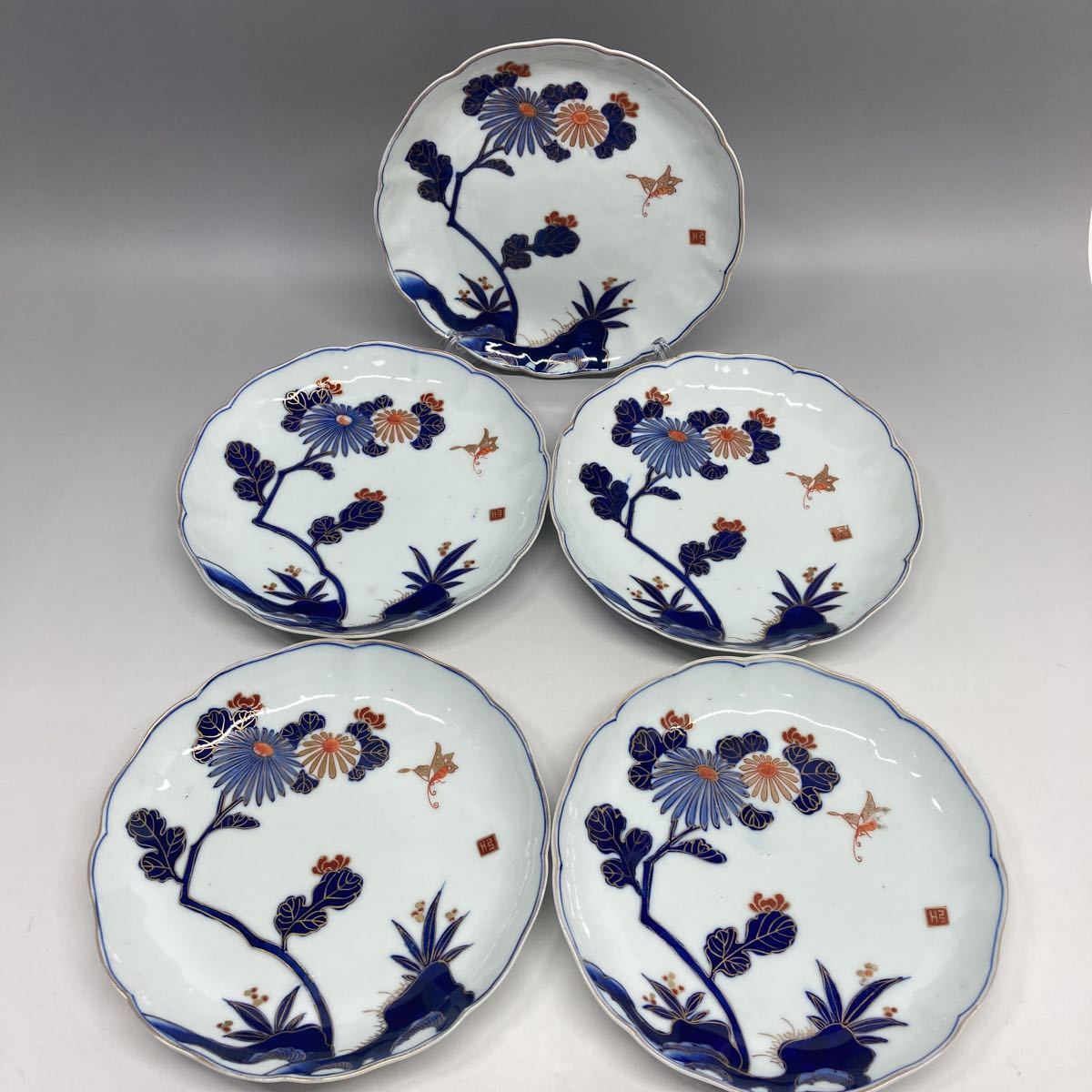 B581 明治期 古伊万里 谷虎製 中皿 花蝶文絵 金彩 時代物 B581 明治期 古伊万里 谷虎製 中皿 花蝶文絵 金彩 時代物