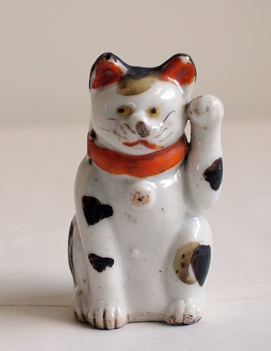 W1724] 招き猫の磁器人形 / 約9cm 年代不明 陶器 瀬戸人形 まねきねこ