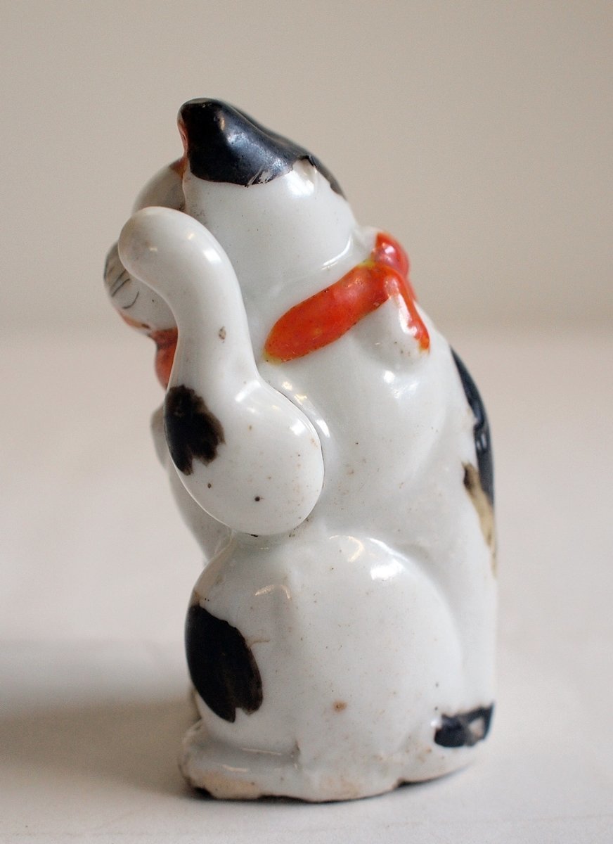 W1724] 招き猫の磁器人形 / 約9cm 年代不明 陶器 瀬戸人形 まねきねこ
