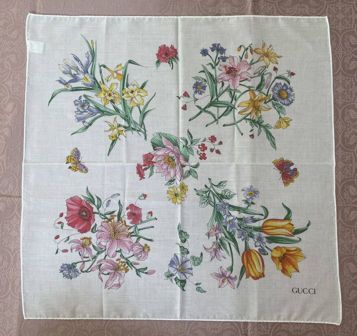 新品未使用　グッチフローラル　ホワイト地　コットン100%ハンカチ44×44 入手困難　希少品