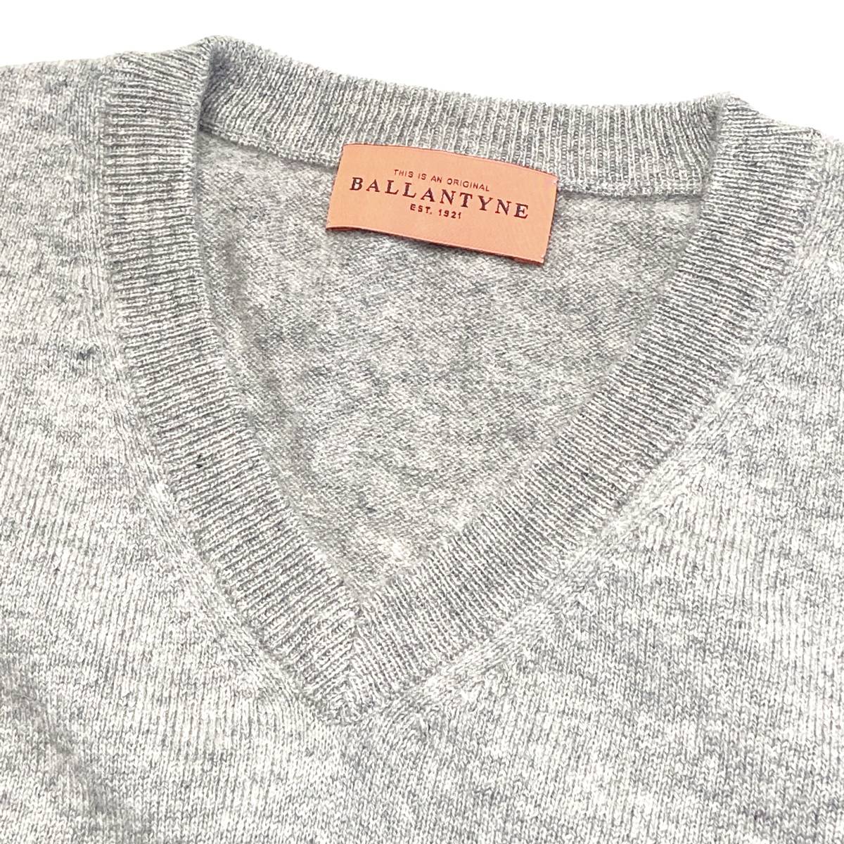 未使用品 バランタイン カシミア100%のイタリア製Vネックニット イタリアsize46 ライトグレー色 Ballantyne 最高峰 内蒙古産カシミヤ バランタイン 未使用品 BALLANTYNE ブルー ５４ KLD