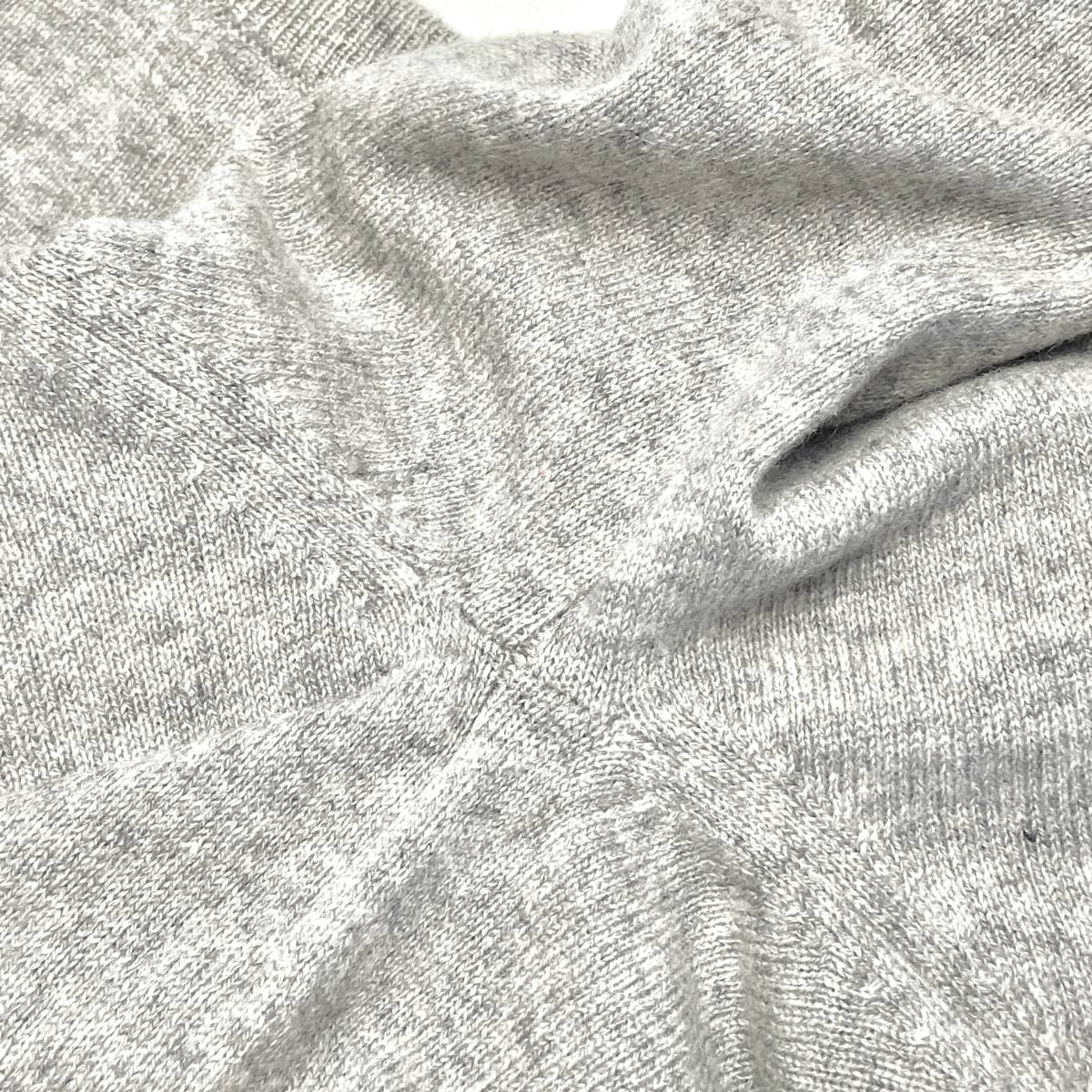 未使用品 バランタイン カシミア100%のイタリア製Vネックニット イタリアsize46 ライトグレー色 Ballantyne 最高峰 内蒙古産カシミヤ バランタイン 未使用品 BALLANTYNE ブルー ５４ KLD