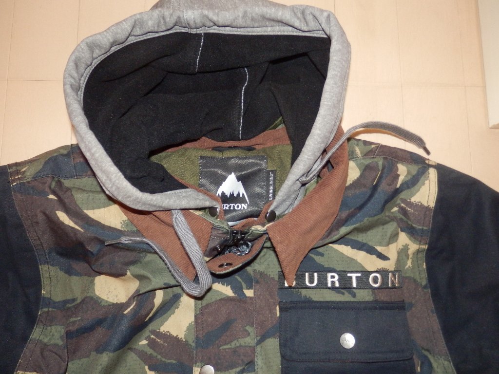 送料無料☆BURTON バートン☆人気スノーボードジャケット 迷彩柄☆M 男性用