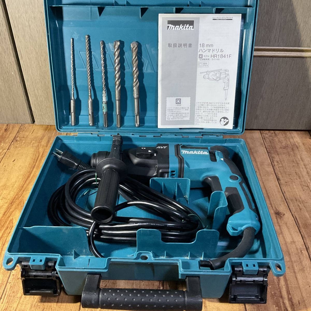マキタ makita ハンマドリル HR1841F AVT 低振動機構搭載！オマケ付き！中古良品！【送料無料♪】 HR1841F ハンマドリル マキタ 品番18mmHR1841F 本体 18mmハンマドリル(低振動機構AVT搭載)