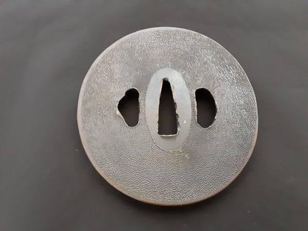 R/ 時代物 一貫斎 刀装具 刀剣 鍔 つば 唐獅子牡丹図 彫刻 / NY-0616