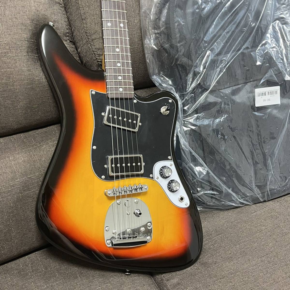 ほぼ新品】ARIA RETRO-1532J 3TS ビザール風エレキギター