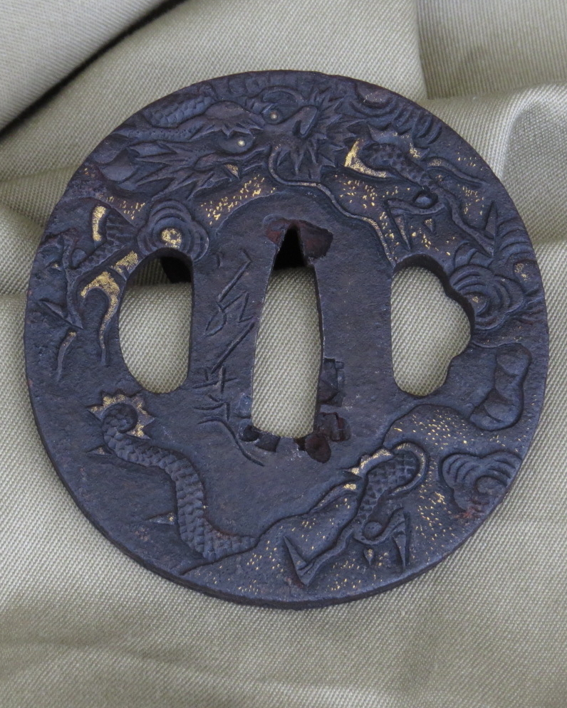 逸品●在銘【若芝】●龍図●布目象嵌●鉄鍔●江戸期●鐔●刀装具 銘 若芝 鉄地丸型雲龍図鐔 見事に彫り込んだ金布目象嵌鍔 江戸期 刀