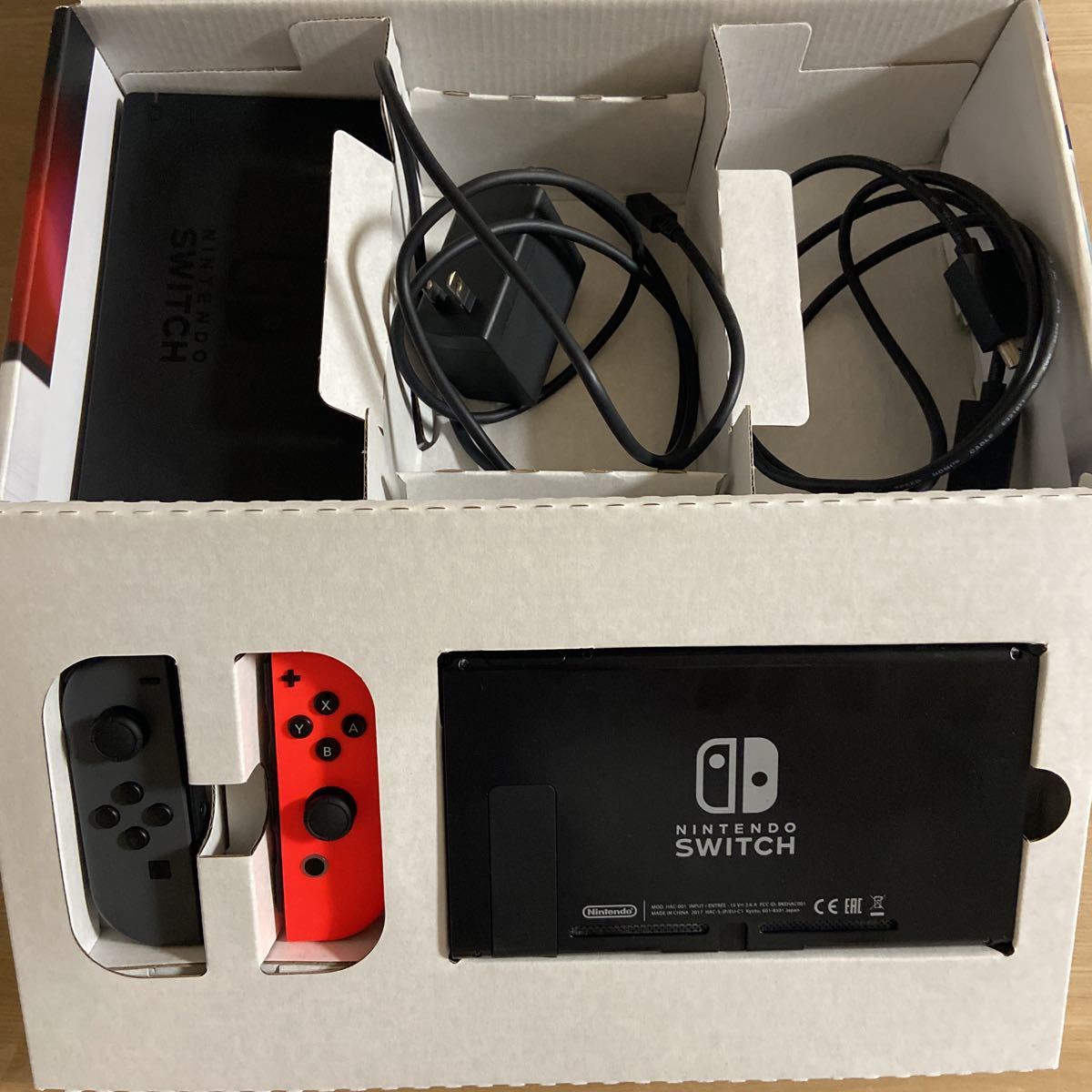 中古品　Nintendo Switch ニンテンドースイッチ　本体付属品ドック＋コード付　〔送料込み〕ジョイコンは赤と黒_2
