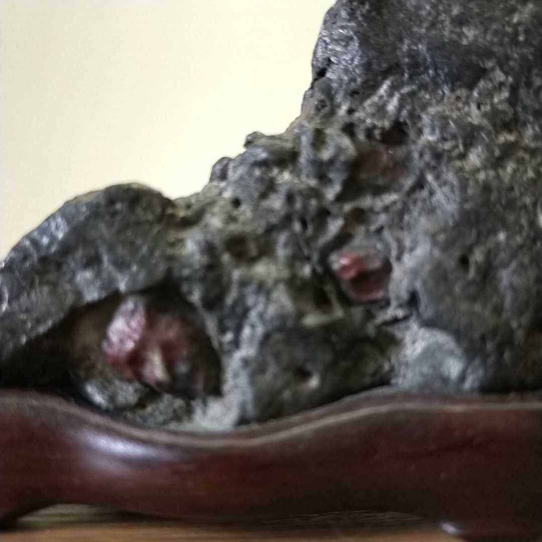 加茂川紅流し石(台座付) 「遠山石」 添景 添配 水石 盆石 鑑賞石 横幅