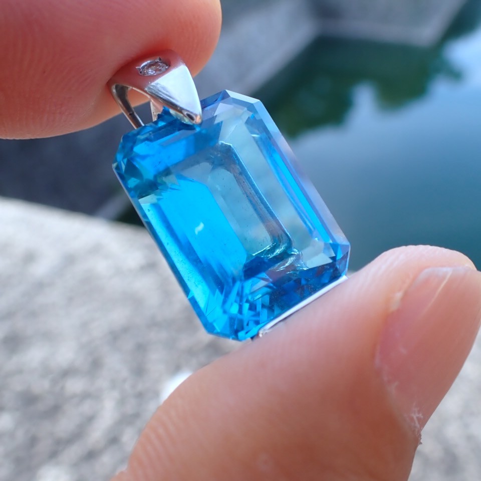 F2643 美しい大粒ブルートパーズ25．78ct 天然上質ダイヤモンド0