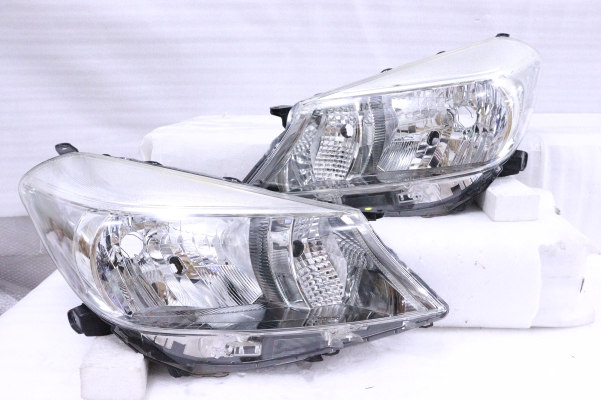 29-2422★前期 ハロゲン NSP130 ヴィッツ★左右ヘッドライト KOITO 52-233 打刻:F0 ユニット メッキ 純正★トヨタ (UK)