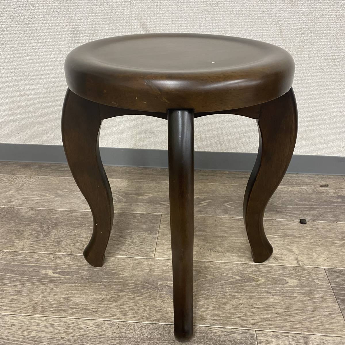  スツール 木製 made in Thailan 4本脚 丸形 猫脚風 約W33&times;D33&times;H43 cm インテリア 菊HG(スツール)｜売買されたオークション情報、yahooの商品情報をアーカイブ公開 - オークファン スツール