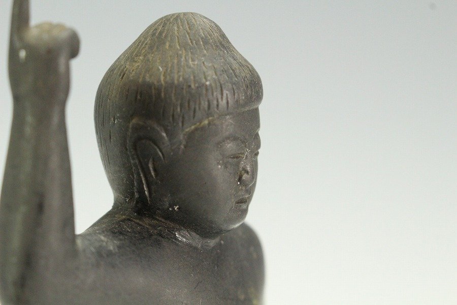 誕生仏 右手で天、左手で地をさして「天上天下唯我独尊」と唱えた