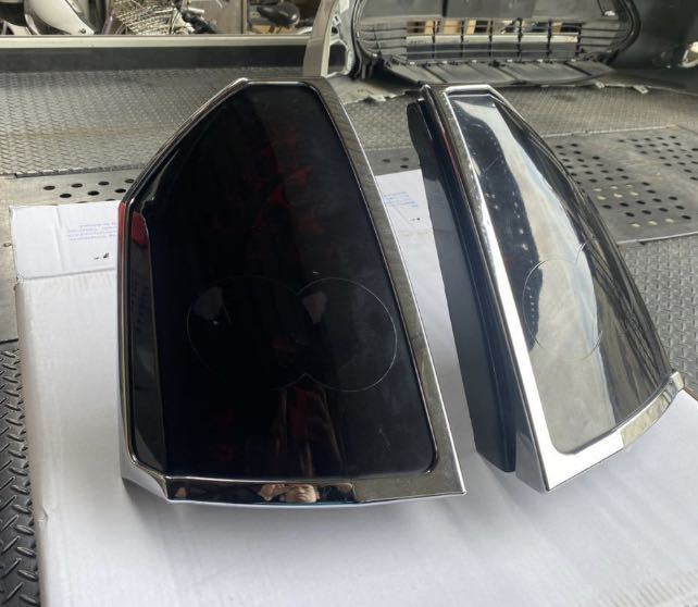 社外LEDテールランプ　スモークテール　クライスラー300c 左右セット　中古　