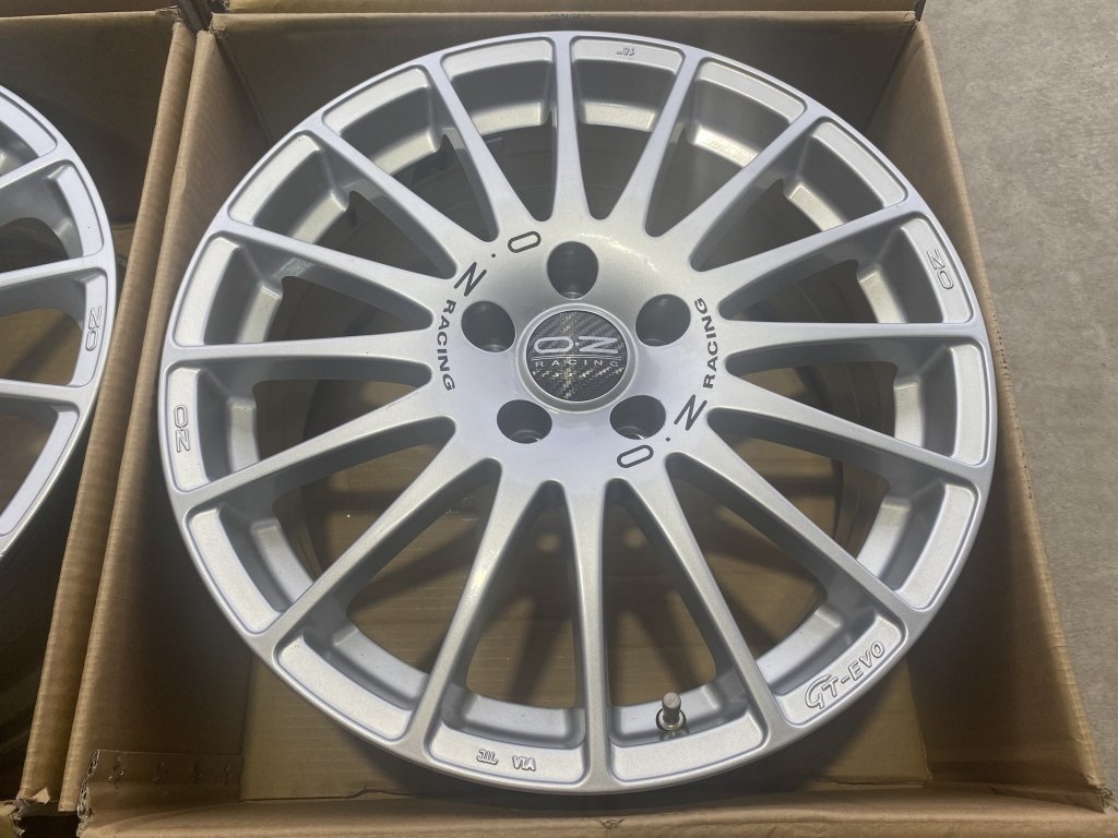 4本 ☆ OZ スーパーツーリズモ GT EVO 18インチ 8J +38 5H-114.3 軽量