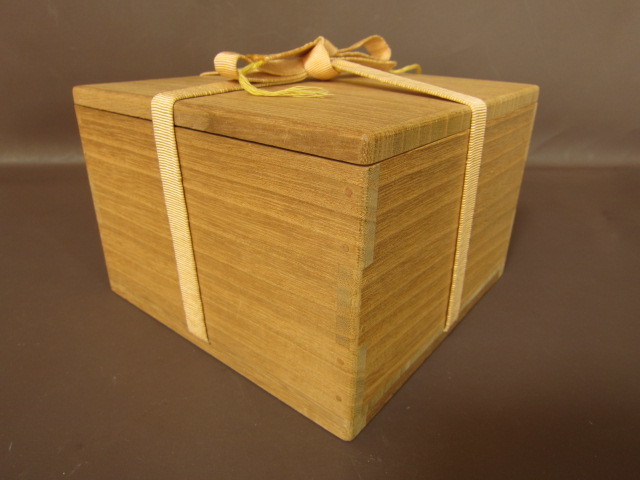 新作，定番人気 某家茶具放出品！唐津茶碗 表千家十三代 即中斎 花押 ☆236