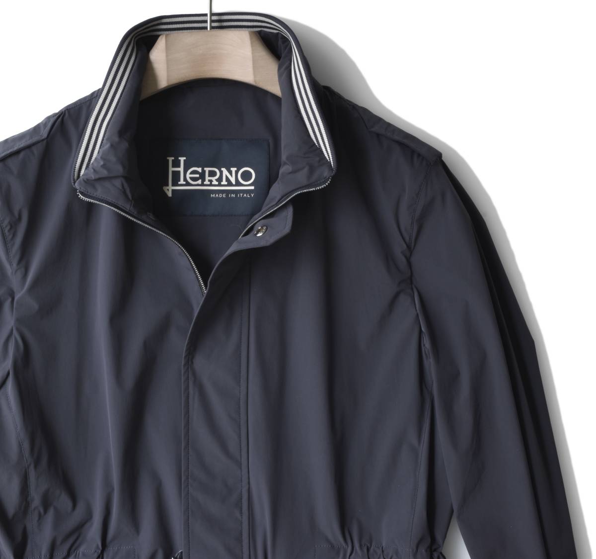 10万【HERNO ヘルノ新品】◇通年使える軽い1枚仕立て◇オンオフ兼用 