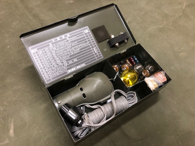 自衛隊　73式小型トラック　予備品箱　1/2ｔトラック　三菱パジェロ　V16　予備のバルブ及びヒューズ等と点検用ハンドランプのセット