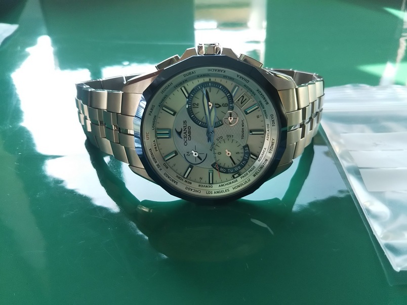 ほぼ未使用品 CASIO オシアナス マンタ 白蝶貝文字盤 (OCW-S2400P-2AJF
