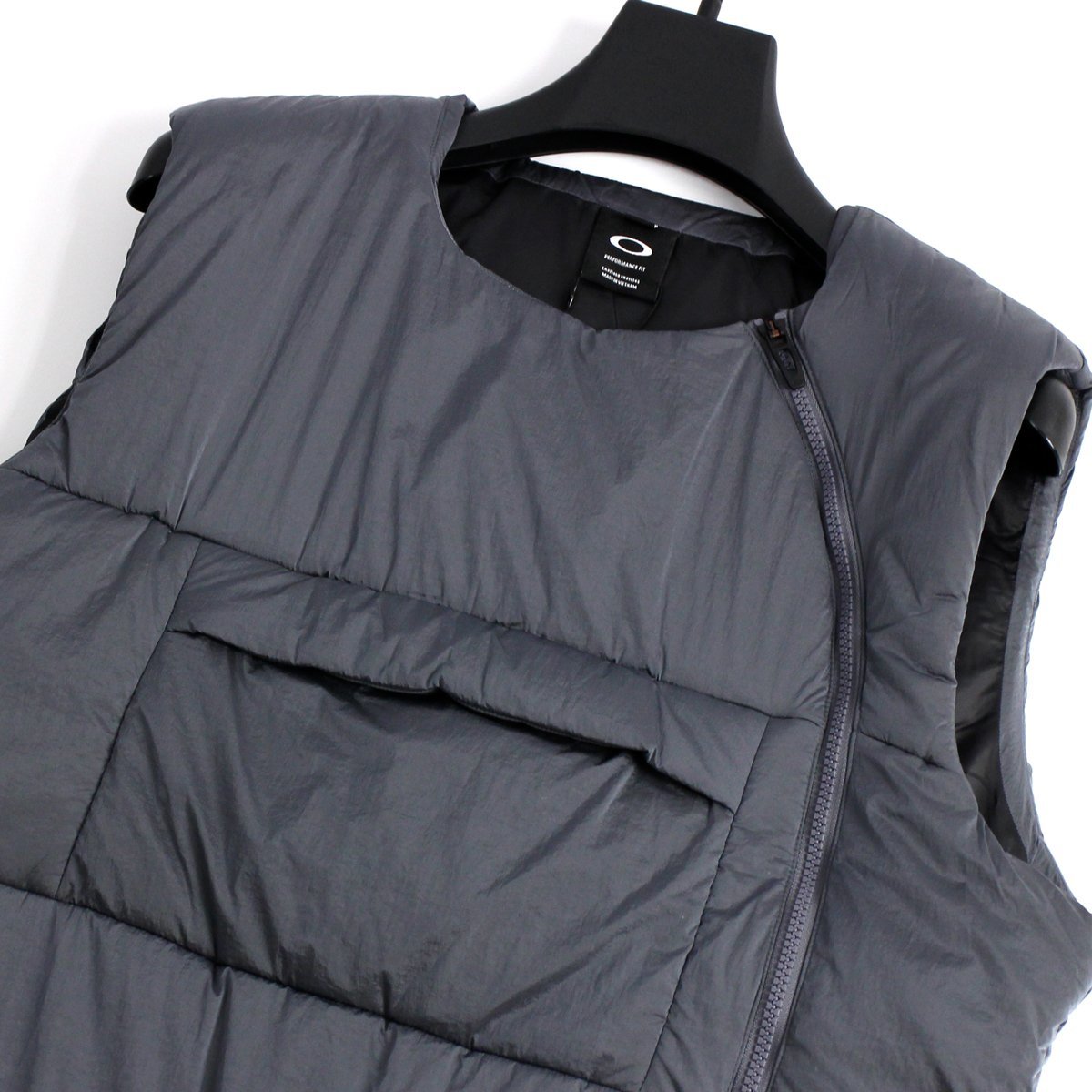 新品 定価1.9万 オークリー ゴルフにお勧め 軽量 撥水 中綿 ベスト M 