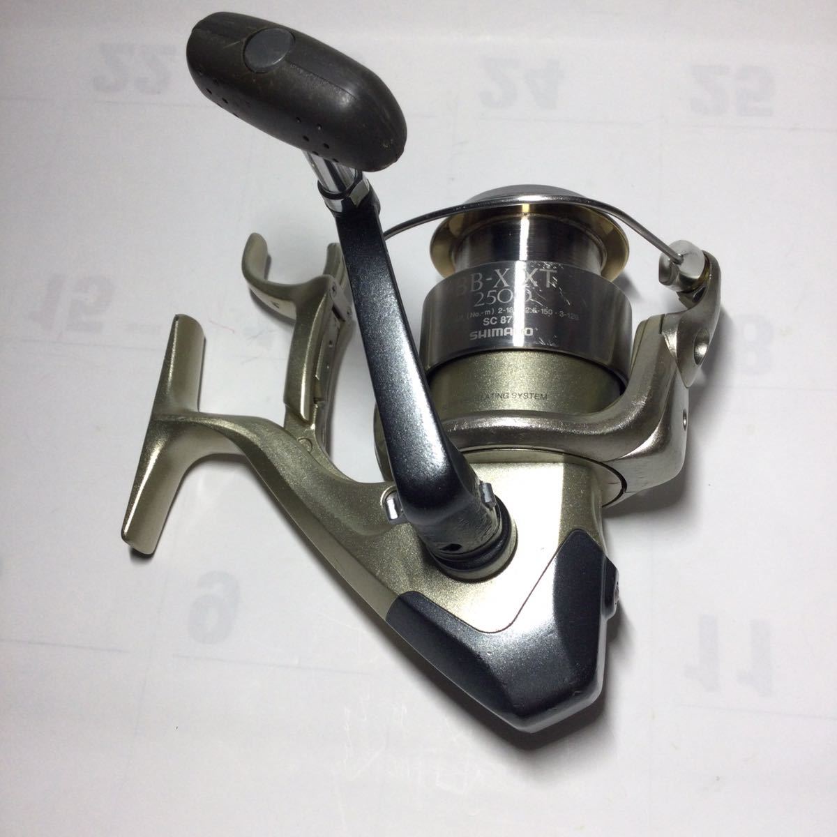 シマノ BB-XEV2500 グレ　クロ　メジナ　オナガ　チヌ　黒鯛　イカ　アジング　メバリング　(1085)