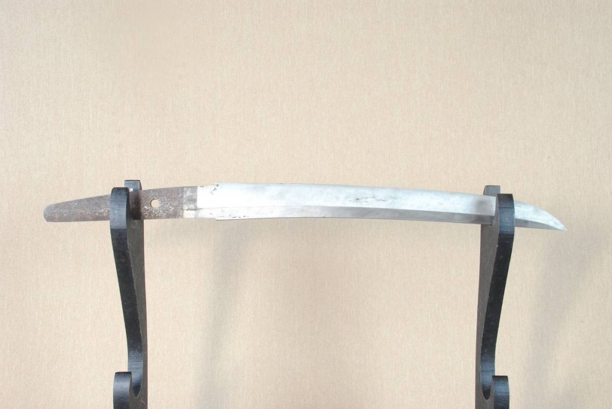 無銘 良拵え入りの平造りの短刀 優乱刃紋 刃長25.3cm 元幅2.63 朱塗
