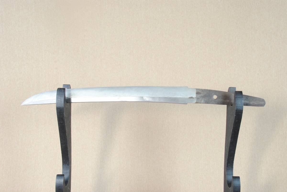 無銘 良拵え入りの平造りの短刀 優乱刃紋 刃長25.3cm 元幅2.63 朱塗