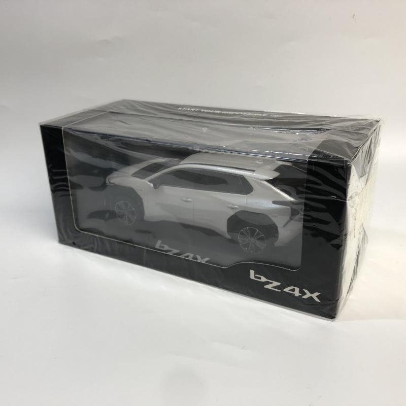 【中古】未開封 トヨタ 1/30 bZ4X プラチナホワイトパールマイカ カラーサンプル ミニカー TOYOTA 非売品[240015224342]
