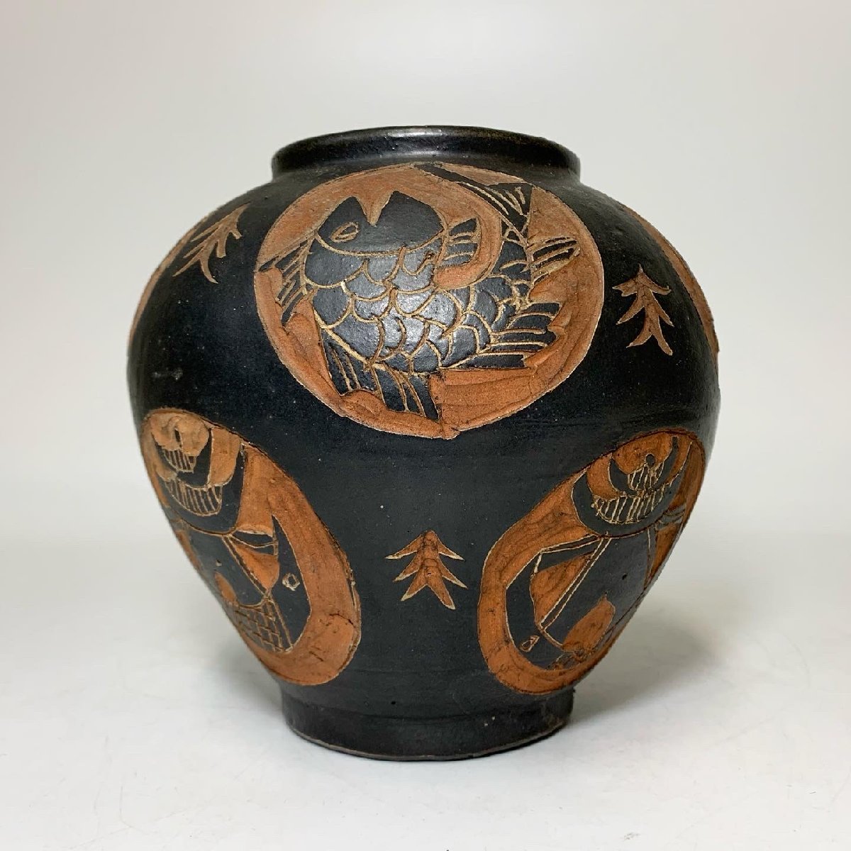 古陶 琉球古典焼 首里城 魚文 掻落 壷 花入 沖縄 壺屋 民藝 京全】 古琉球 首里城掻落魚文壷 花入 古典焼/壺屋焼/琉球焼 戦前