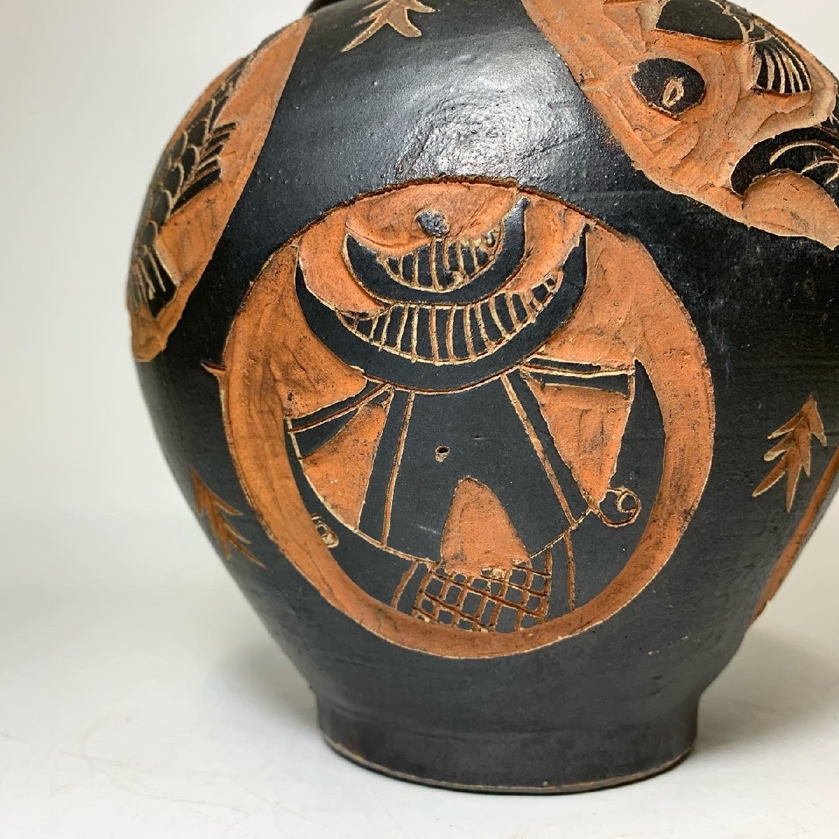 京全】 古琉球 首里城掻落魚文壷 花入 古典焼/壺屋焼/琉球焼 戦前