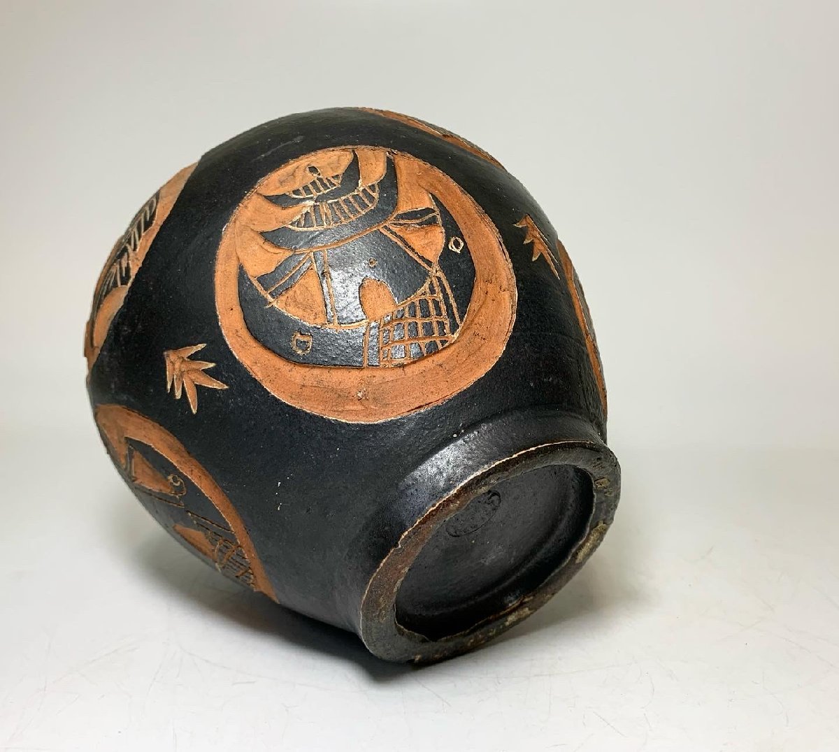 京全】 古琉球 首里城掻落魚文壷 花入 古典焼/壺屋焼/琉球焼 戦前